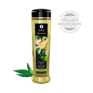 Huile de massage thé vert Organica de Shunga. Le plaisir de donner ou recevoir un massage relaxant entremêlé de caresses enveloppantes avec cette huile laissant une sensation soyeuse et naturelle sur la peau. Bouteille de 250 ml (8.4 us fl. oz).