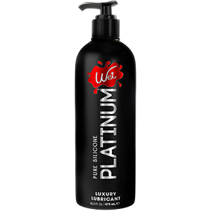 Le Wet Platinum se distingue par une formule incolore, inodore et garantie non collante.