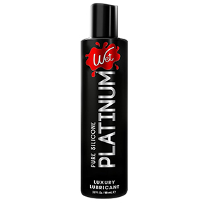 Le lubrifiant Wet Platinum est compatible avec les préservatifs.