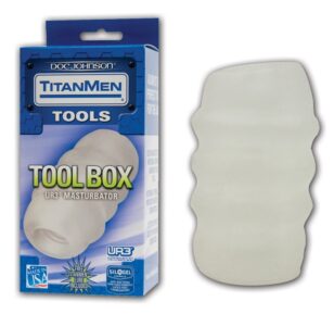 Le masturbateur Titanmen Tool Box de Doc Johnson est un endroit heureux pour garer votre outil quand il est temps de se faire plaisir.